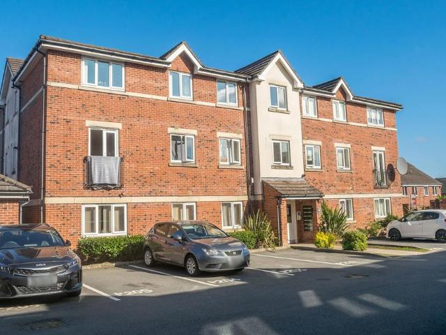 Flat for sale in Lindley, Kirklees