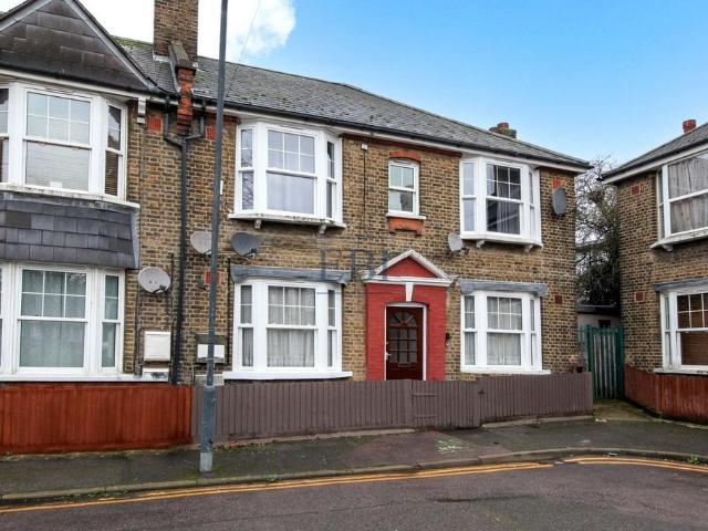 Flat for sale in Charlton Riverside, Greater London