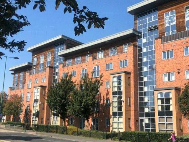 Flat for sale in Belle Isle, West Yorkshire