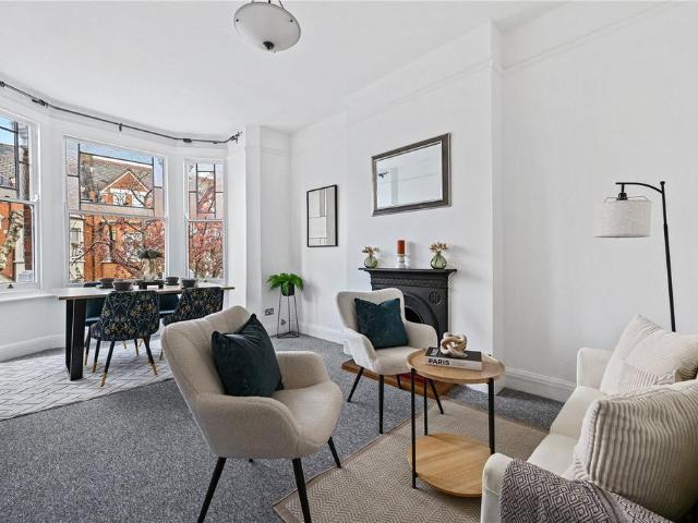 Flat for sale in Queen's Park, Greater London
