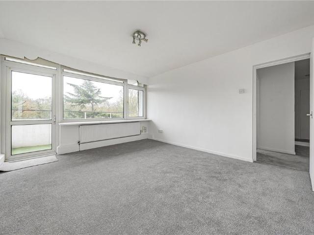 Flat for sale in Roehampton, Greater London