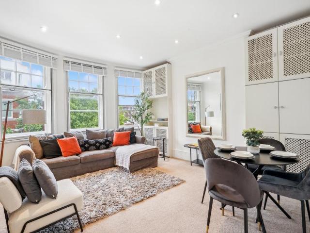 Flat for sale in Earl's Court, Greater London