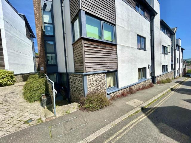 Flat for sale in Lewes, Iford