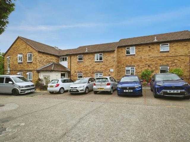 Flat for sale in Earley