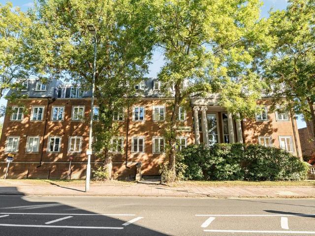 Flat for sale in Elmers End, Greater London