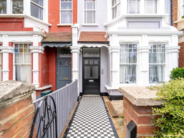 Flat for sale in Crouch End, Greater London