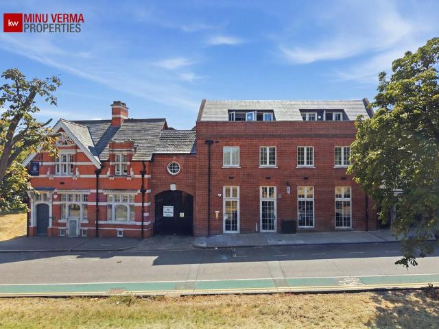 Flat for sale in Woodford Green, Greater London