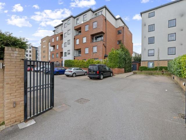Flat for sale in Heol-las, Surrey