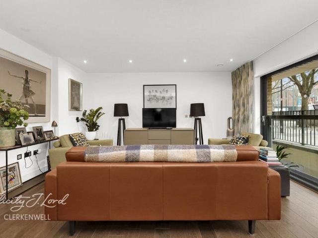 Flat for sale in Finsbury, Greater London