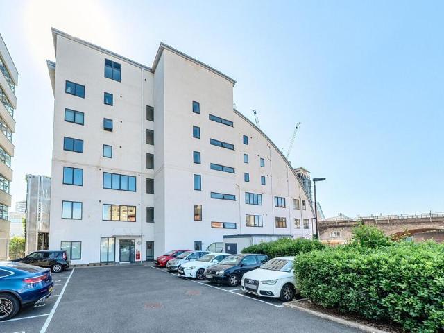 Flat for sale in North Kensington, Greater London