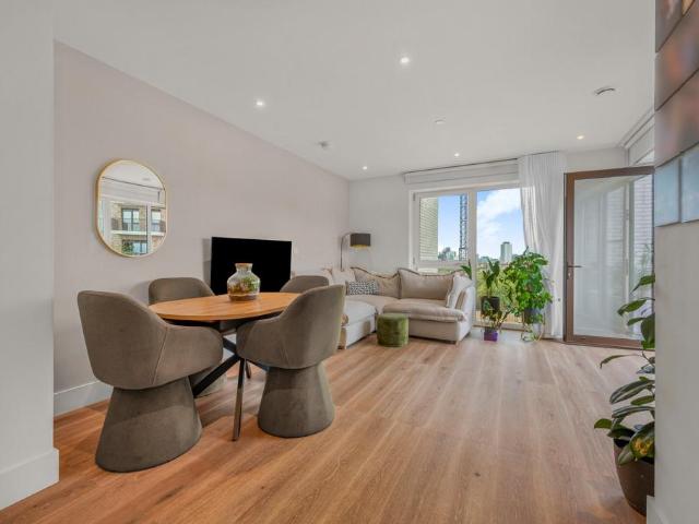Flat for sale in Bromley-by-Bow, Mile End