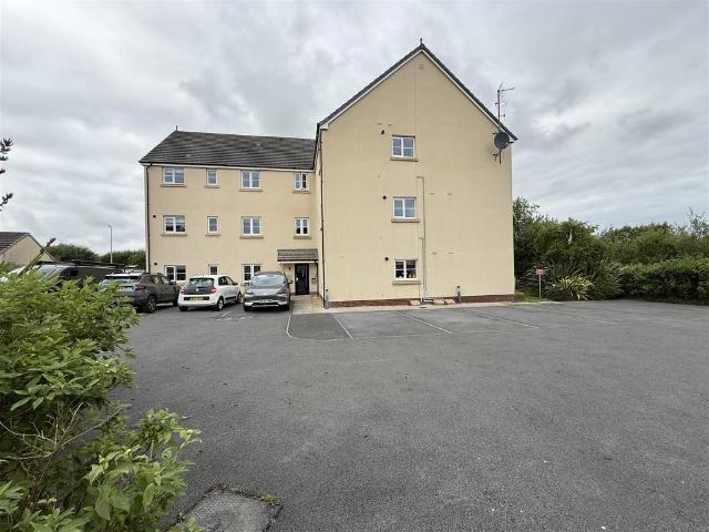 Flat for sale in Llangyndeyrn, Carway