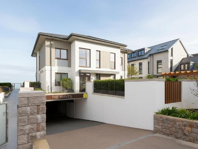 Flat for sale in Jersey Marine, Wales