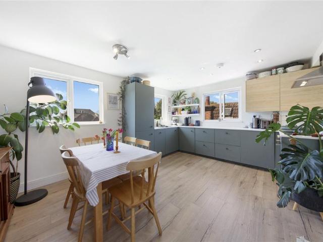 Flat for sale in Streatham, Greater London
