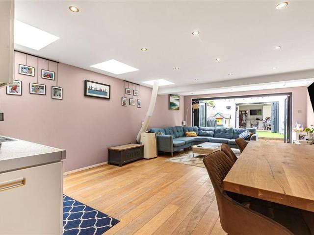 Flat for sale in Furzedown, Greater London