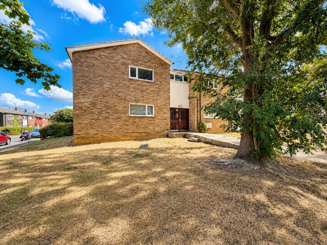 Flat for sale in Lee Chapel, Essex