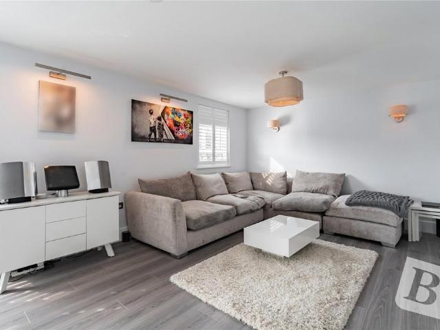 Flat for sale in Upminster, Greater London