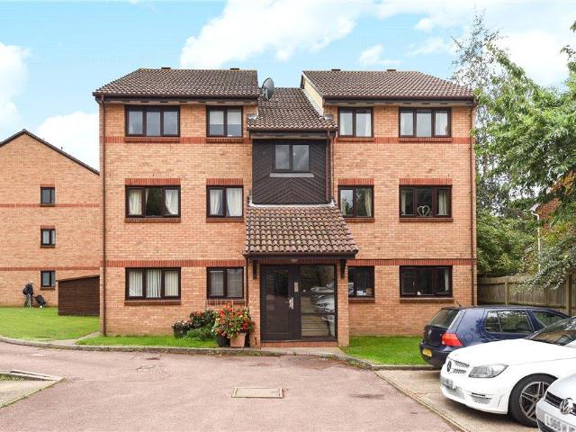 Flat for sale in Row Town, Surrey