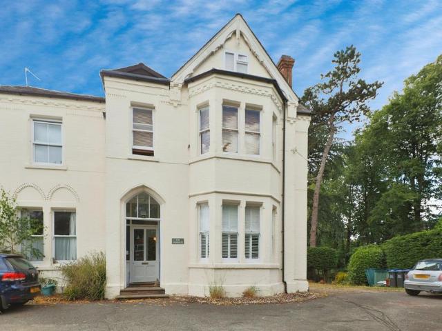 Flat for sale in Mill End, Green Close
