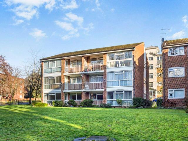 Flat for sale in Little Stanmore, Greater London