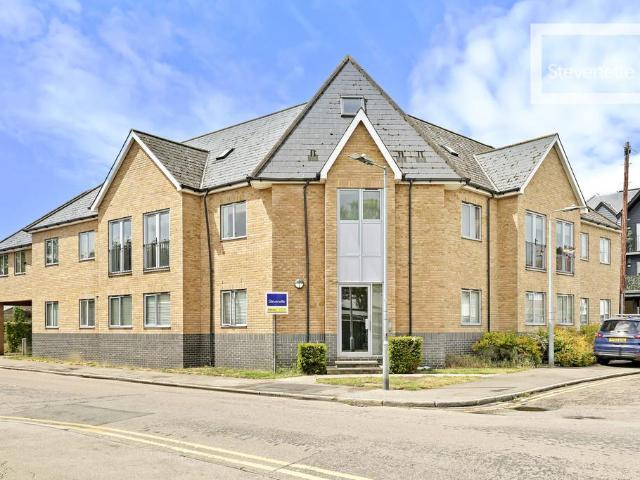 Flat for sale in Ivy Chimneys, Epping