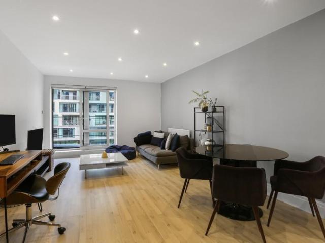 Flat for sale in Kensington, Greater London