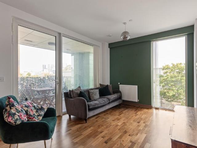 Flat for sale in Royal Borough of Greenwich, Greater London