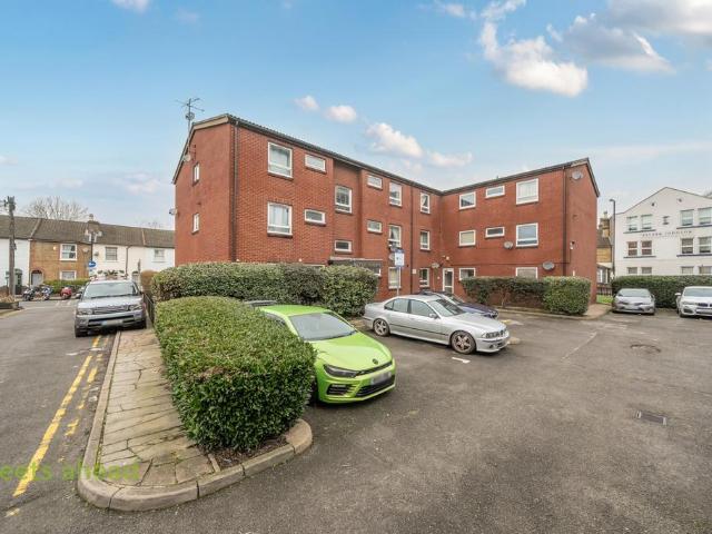 Flat for sale in London Borough of Croydon, Waddon