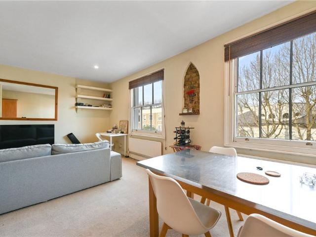 Flat for sale in Kensington, Cat Hill