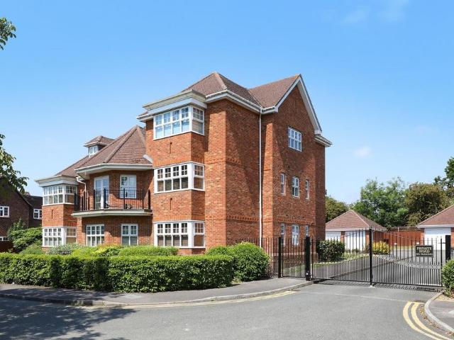 Flat for sale in Beaconsfield, Beaconsfield