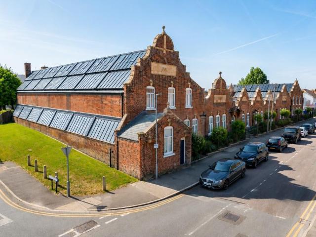 Flat for sale in St Albans, Five Acres