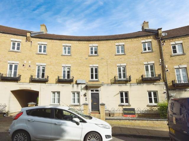 Flat for sale in Chipping Hill, Essex