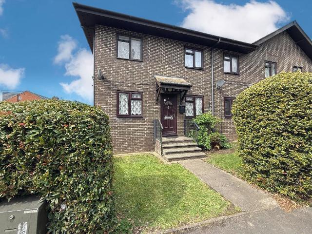 Flat for sale in Spring Park, Luton