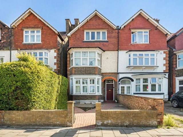 Flat for sale in Streatham Hill, Greater London