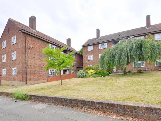 Flat for sale in Colney Hatch, Greater London