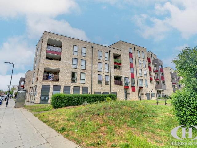 Flat for sale in London Borough of Ealing, Greenford