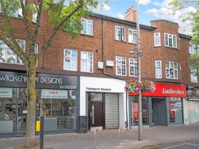 Flat for sale in Strawberry Hill, Greater London