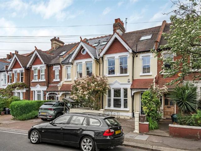 Flat for sale in Furzedown, Greater London