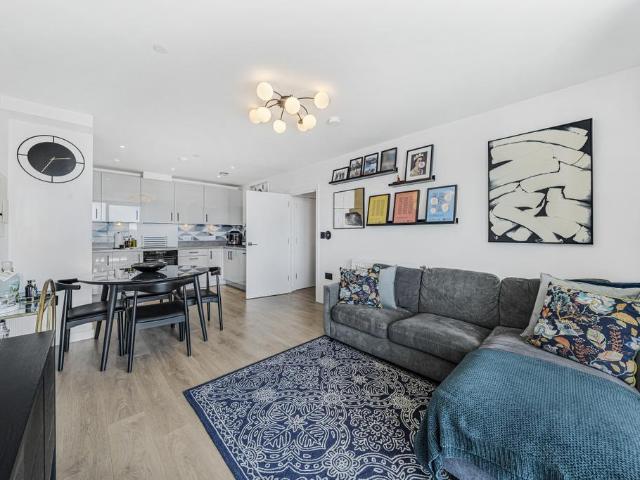 Flat for sale in London Borough of Islington, Greater London