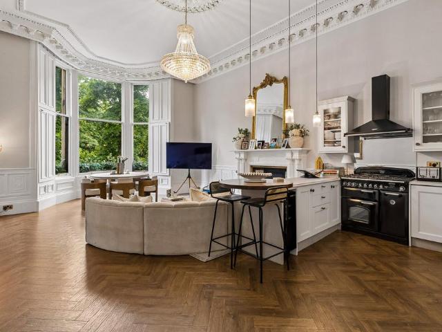 Flat for sale in Dowanhill, Scotland