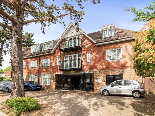 Flat for sale in Pinner, Greater London