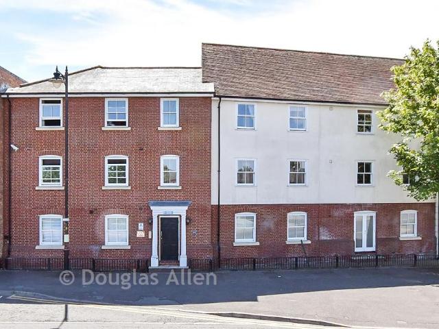 Flat for sale in Navestock Side, Essex