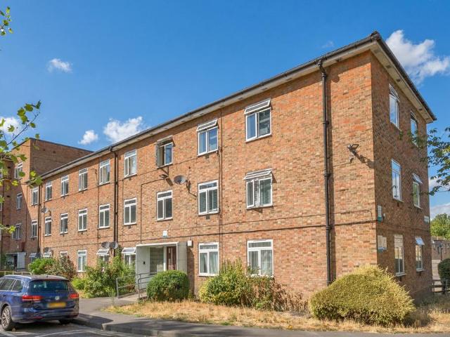 Flat for sale in London Borough of Lewisham, Forest Hill