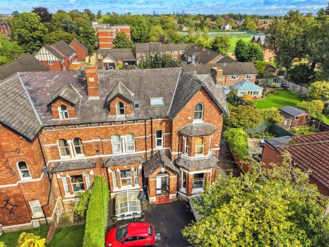 Flat for sale in Sale, Trafford