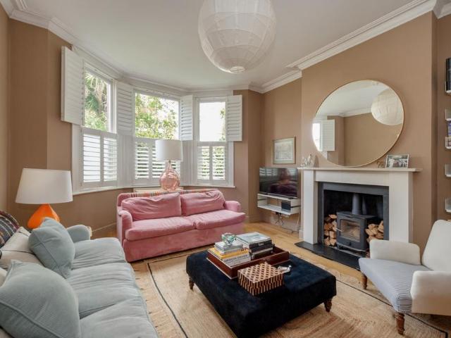 Flat for sale in Brondesbury Park, Greater London