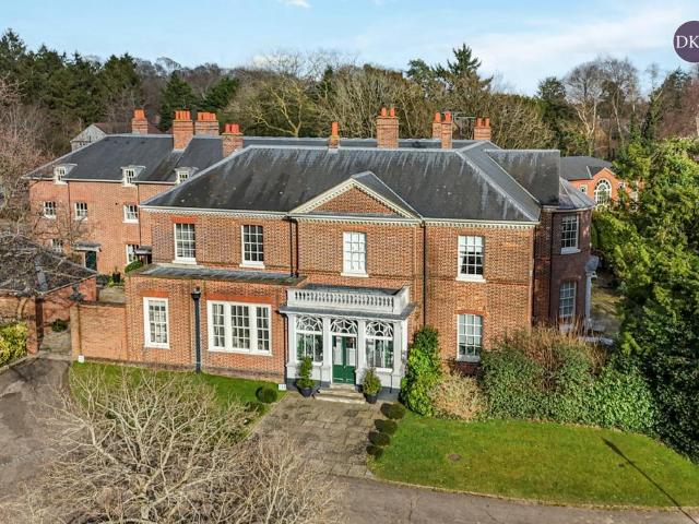 Flat for sale in Kingswood, North Watford