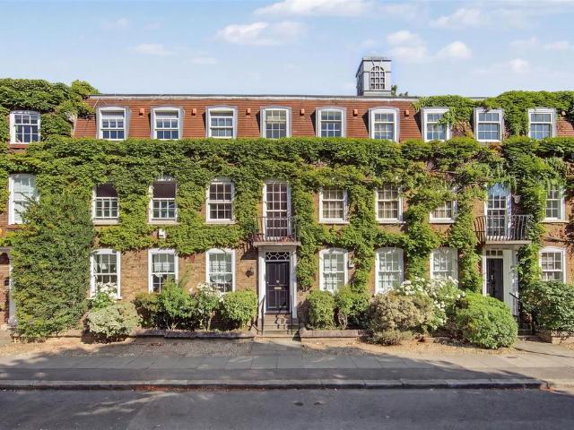Flat for sale in North End, Greater London