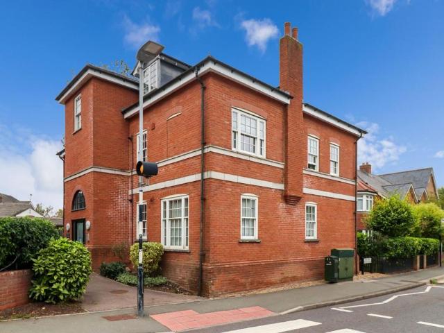Flat for sale in Batchworth, Hertfordshire