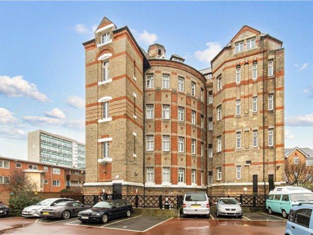 Flat for sale in Camberwell, Greater London