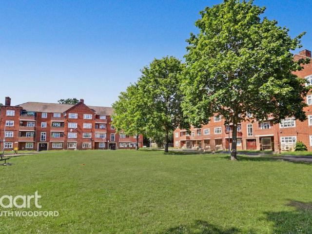 Flat for sale in Snaresbrook, Greater London